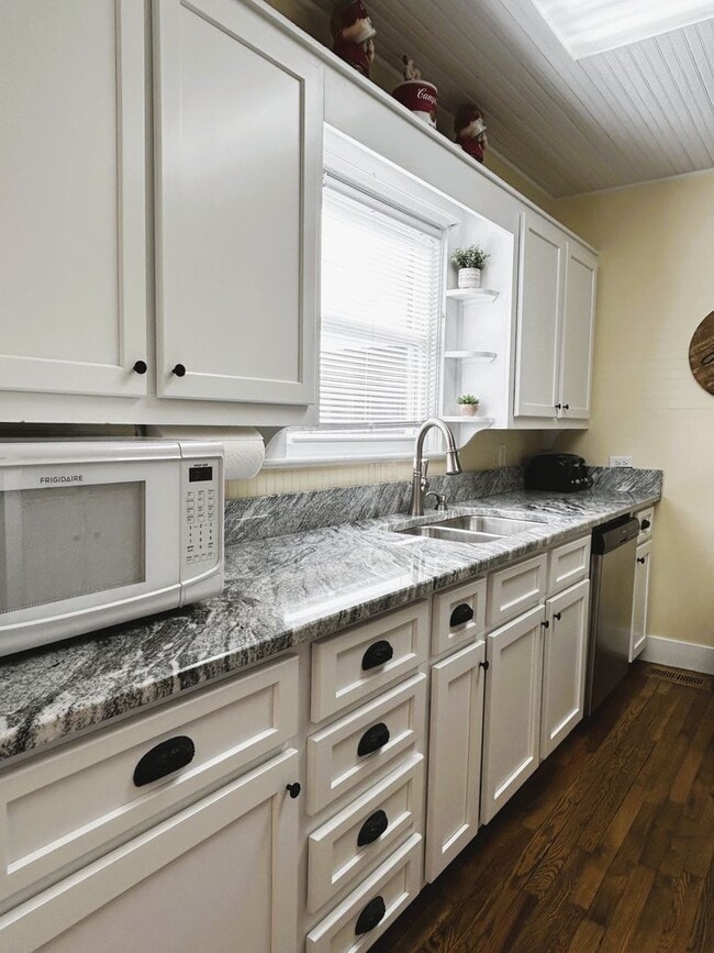 Building Photo - Vintage Charm. Timeless Vibe. Modern Comfort.