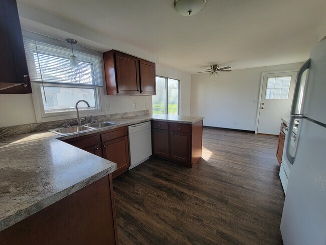 Building Photo - 618 Sunflower Dr