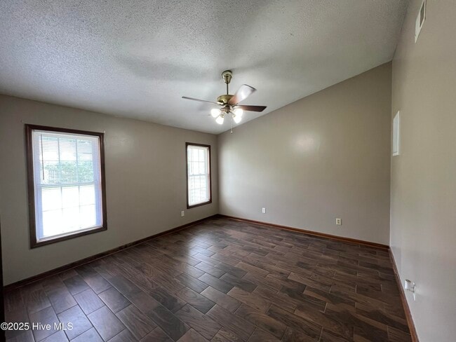 Building Photo - 725 Pinewood Dr
