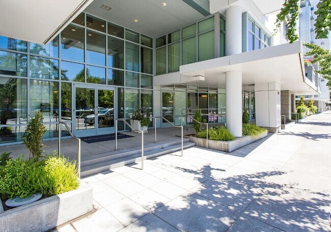 Foto del edificio - Rare luxurious 3 bedroom condo on the wate...