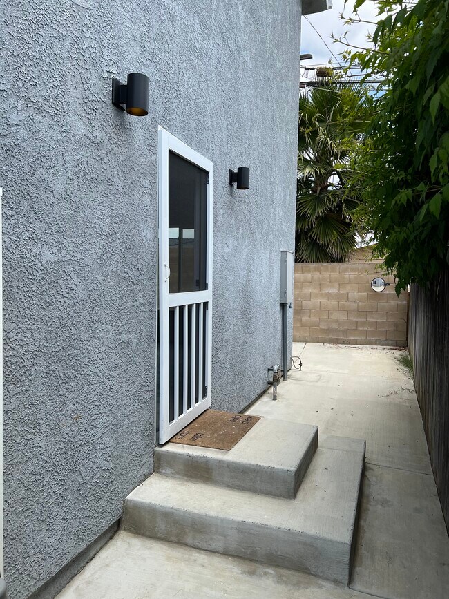 Foto del edificio - 10048 Debra Ave