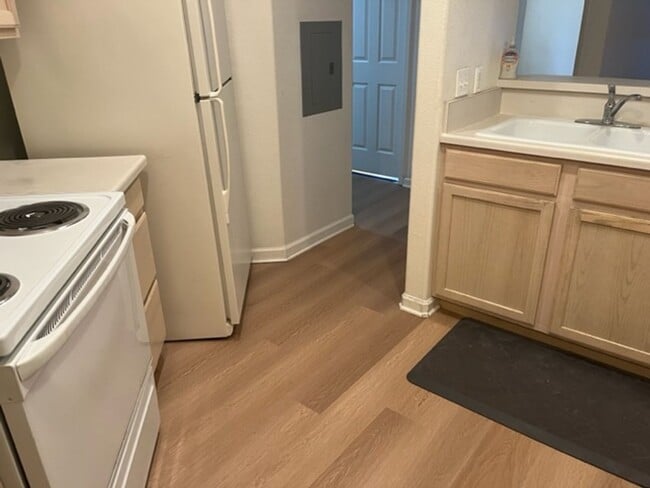 Building Photo - 2-Bedroom Condo at Meadows on the Parkway