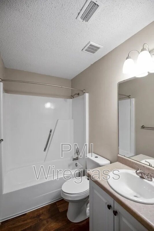 Building Photo - 142 Emerald Ct