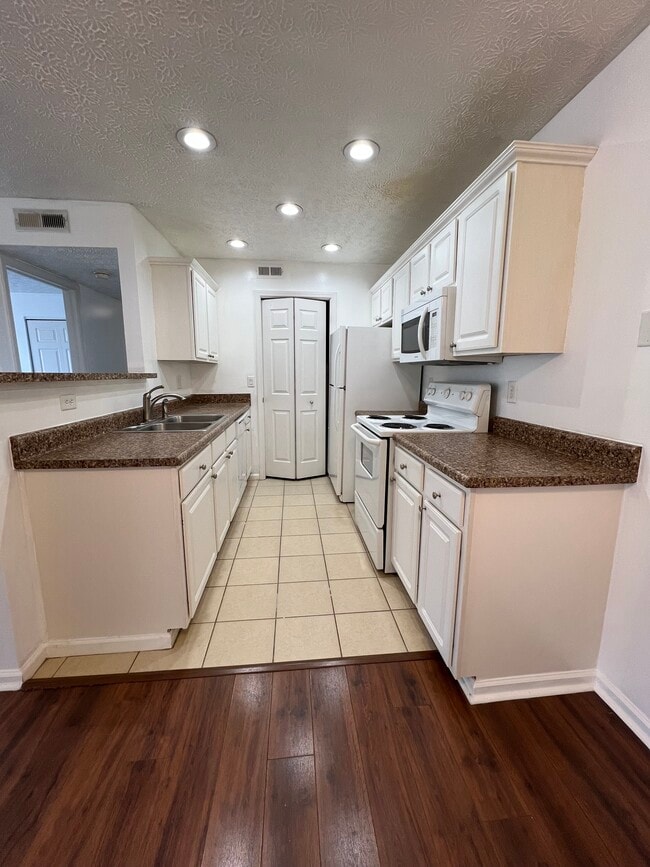 Kitchen - 5588 Cypress Chase