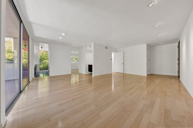 Photo - 1147 N Clark St (West Hollywood, CA) Apartment