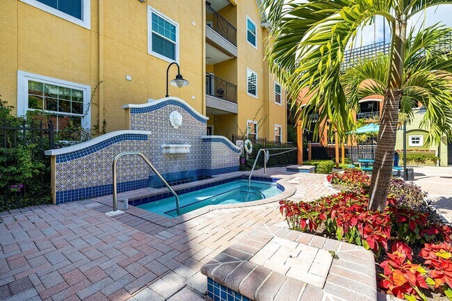 Building Photo - 1810 E Palm Ave #1102