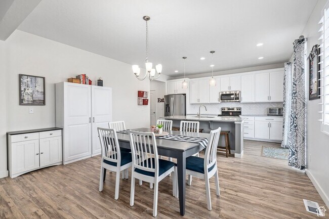 Foto del edificio - 2142 N Elderberry Dr
