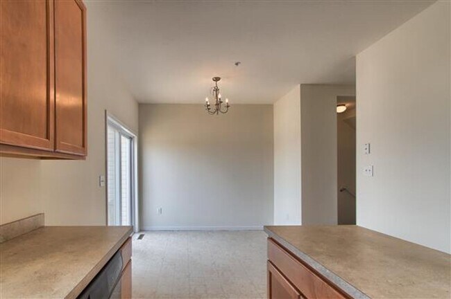 Foto del edificio - Beautiful 3 Bedroom, 2.5 Bath End Unit in Spring Grove Schools!!