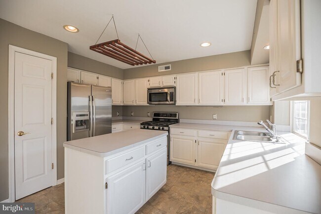 Building Photo - 6 Columbine Pl