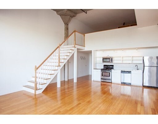 Primary Photo - 156 Porter St