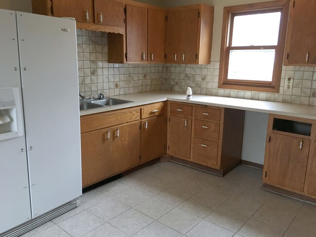 Building Photo - Lower Level Duplex!