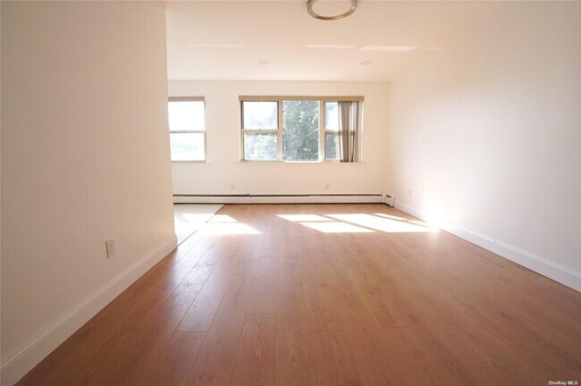 Foto del edificio - 61-43-61170 170th St
