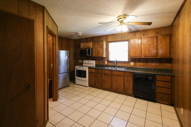 Building Photo - 1216 Highland Ave