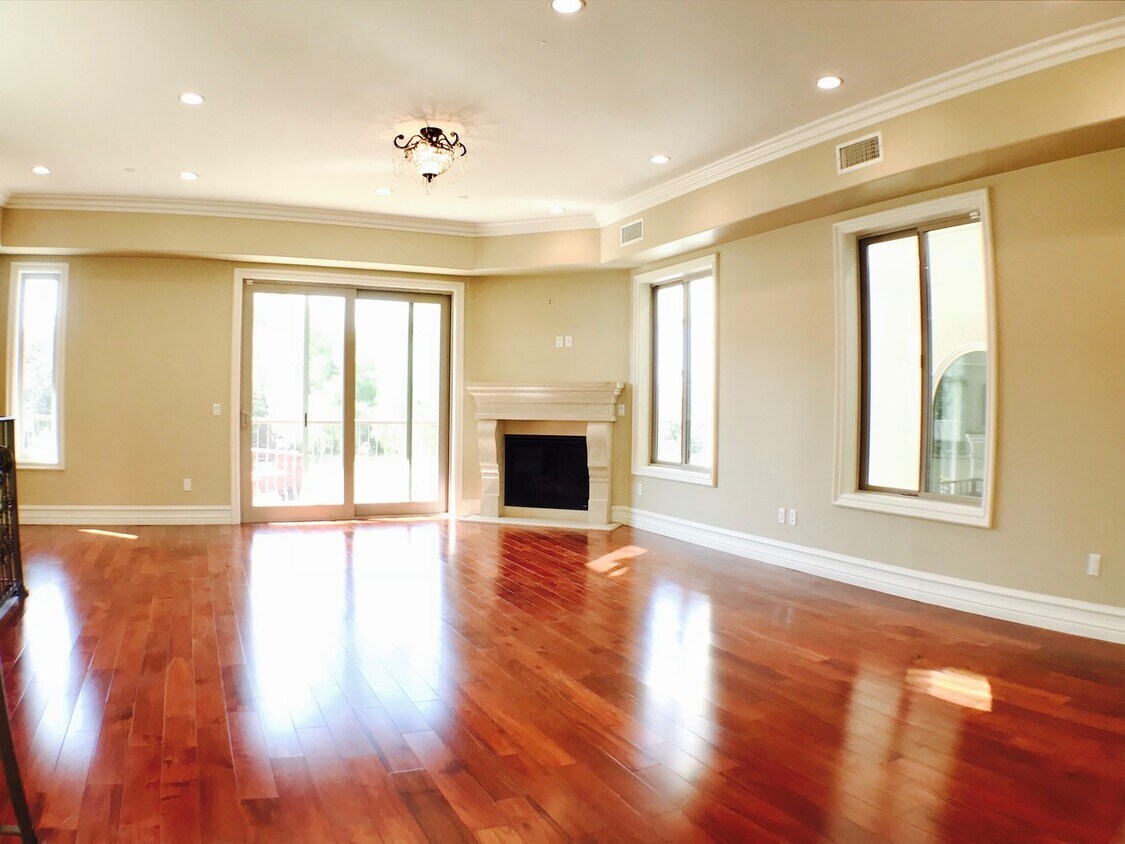 Primary Photo - Private Townhouse in the Chatsworth Lake area