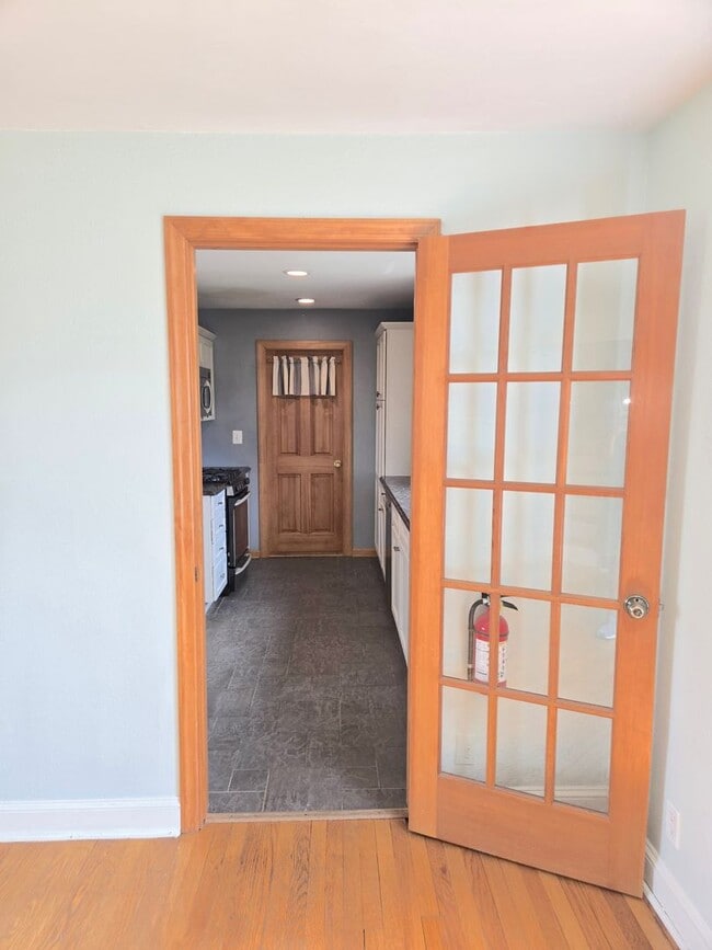 Foto del edificio - Amazing views overlooking the Raritan River! Commuter delight! Single family home with 2-bedroom,...