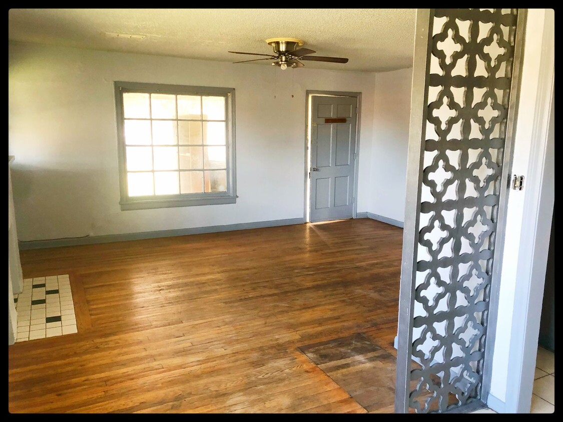 Primary Photo - 1000 S Lamar St