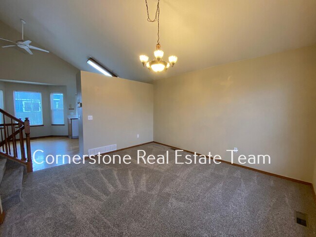 Building Photo - 1345 Coolcrest Dr