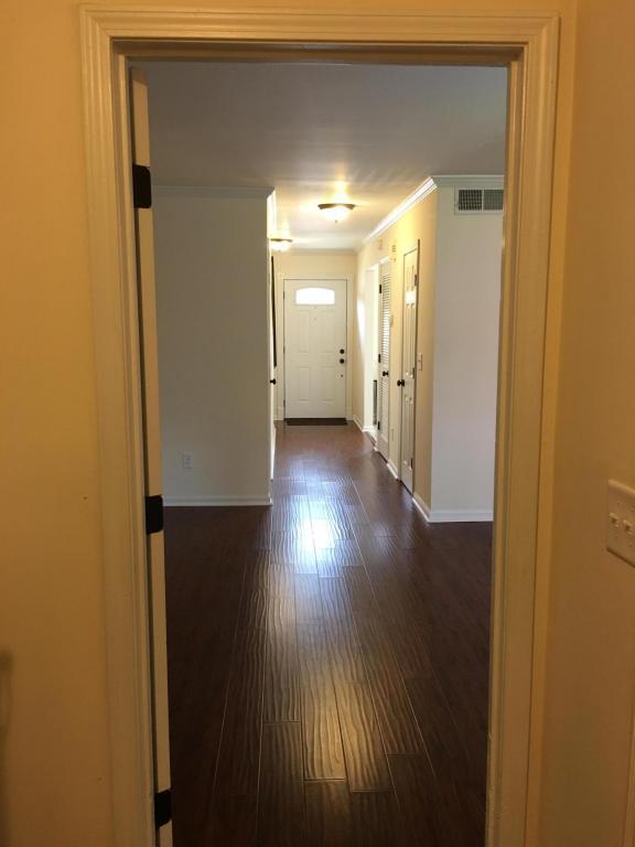 Foto del edificio - Fresh Paint and Flooring 3Br Townhome on S...