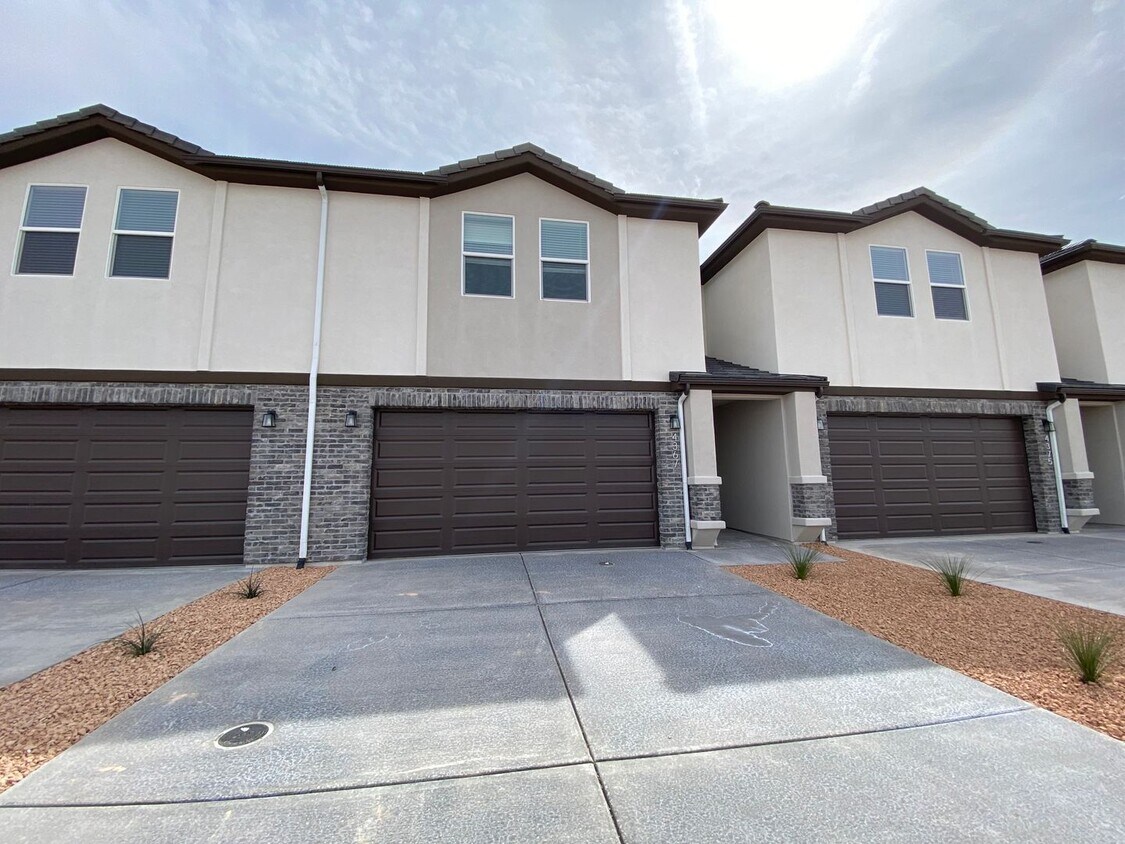 Foto principal - BRAND NEW 3 BEDROOM SAND HOLLOW TOWNHOME F...