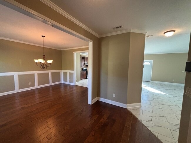 Foto del edificio - This property blends ample living space and storage with functional amenities.