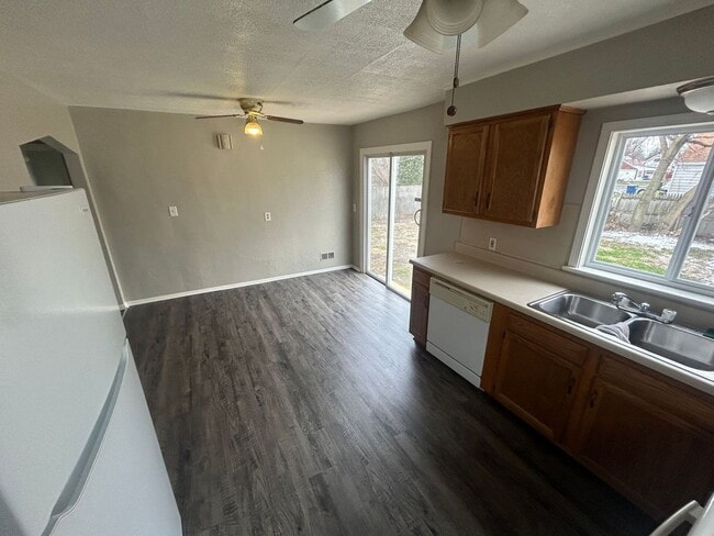 Building Photo - Charming 3-Bedroom Home Near North Toledo