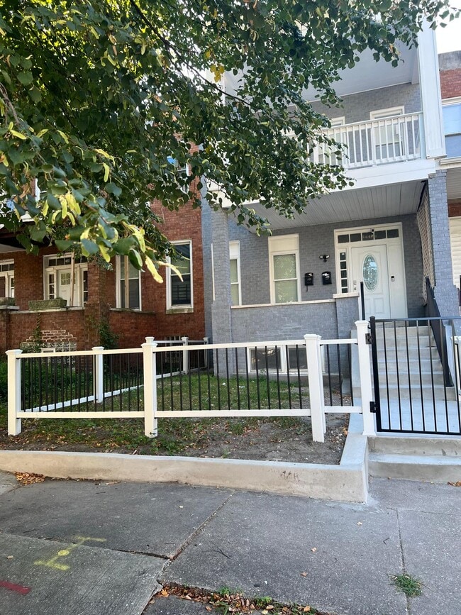 2448 Lakeview Avenue - 2448 Lakeview Ave