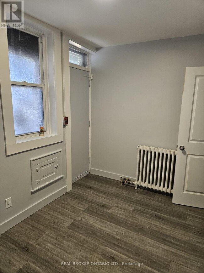 Photo du bâtiment - 917-917 Main St E