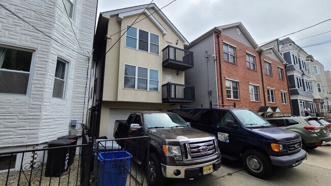 Building Photo - 126 Ogden Ave