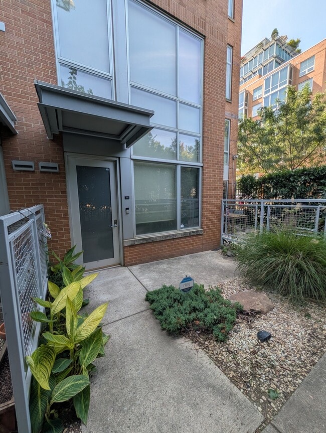 Building Photo - 1390 V St NW
