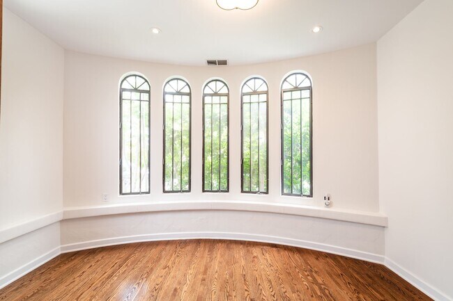 Foto del edificio - 6 Bed 5 Bath House with Fully Converted Co...