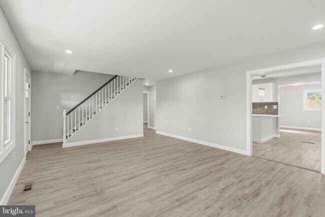 Building Photo - 12 Holbrook Ln