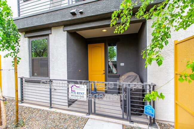 Building Photo - 2090 S Dorsey Ln