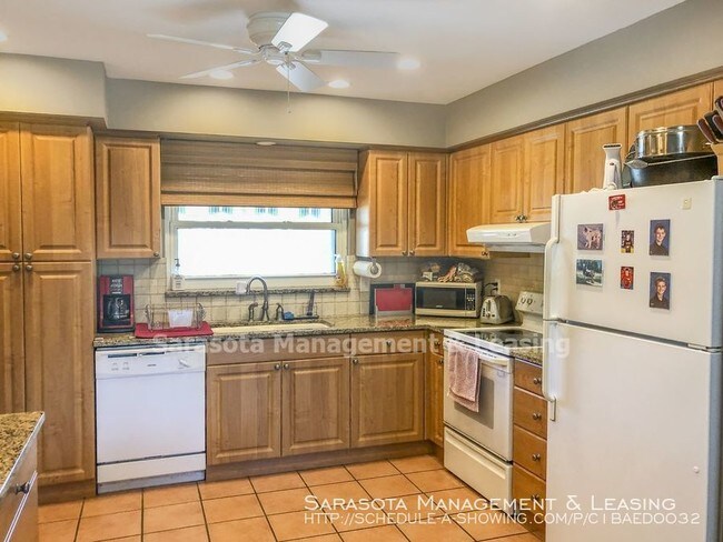 Building Photo - 6760 Half Moon Dr