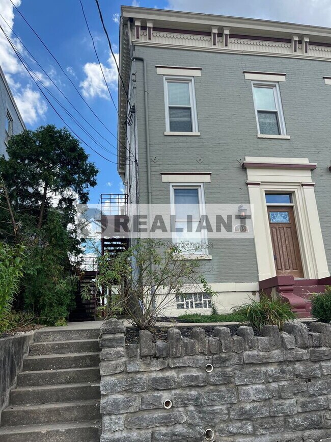 Foto del edificio - 115 E 8th St
