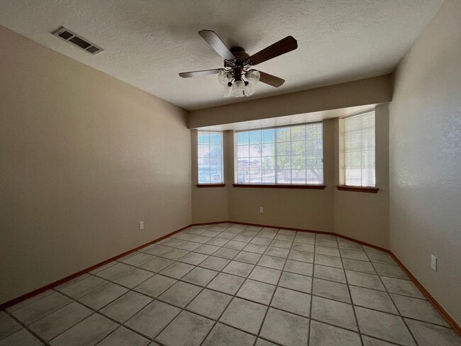 Foto del edificio - Beautiful 3 bedroom 2 bathroom home in App...