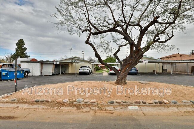 Building Photo - 2408 W Morten Ave
