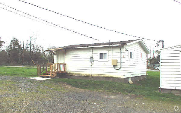 Building Photo - 2600 SE Orient Dr