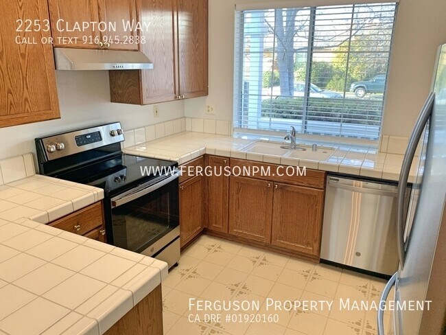 Foto del edificio - Super Clean Three Bedroom Home in Folsom