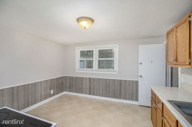 Building Photo - 2 br, 1 bath Duplex - 4214 Branch Ave