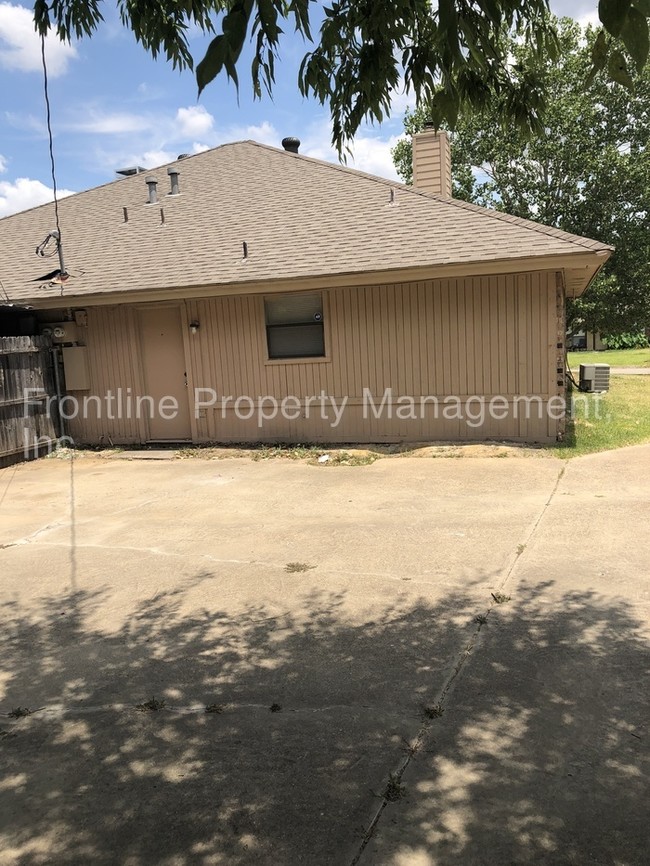 Building Photo - Two Bedroom Duplex near 287