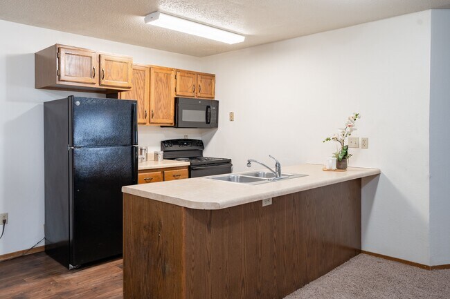 Fargo, ND Cedars 4 apartamentos | 21B | Cocina - Cedars 4