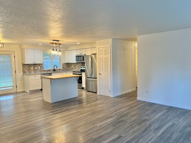 Foto del edificio - AVAILABLE NOW! 3BD 1.75 BATH SINGLE STORY HOME LARGE CORNER LOT