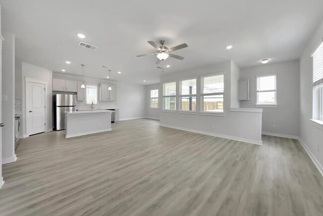 Foto del edificio - 300 Old Trinity Way