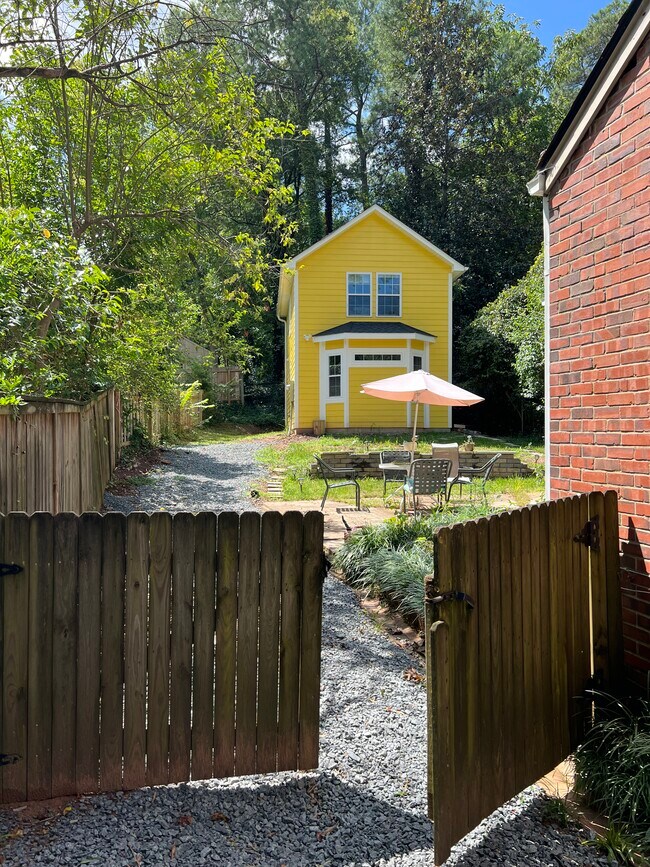Building Photo - 905 Demerius St
