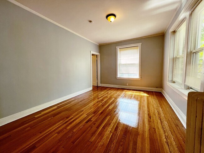 Building Photo - 2315 W Eastwood Ave