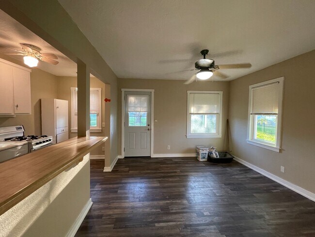 Building Photo - 1327 N Robberson Ave