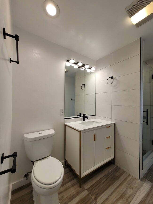 MASTER BATHROOM - 2604 Graham Ave