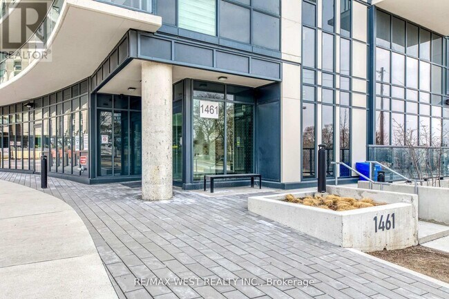 Photo du bâtiment - 1461-1461 Lawrence Ave W