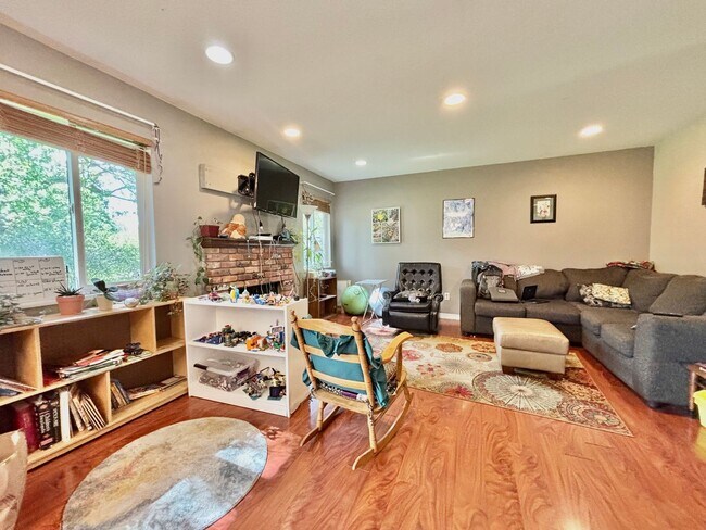 Foto del edificio - 3 bed, 2.5 Bath House in Central-West Fort Collins! Available July 10th!