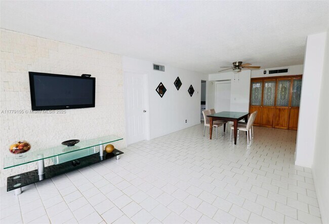 Building Photo - 3475 N Country Club Dr